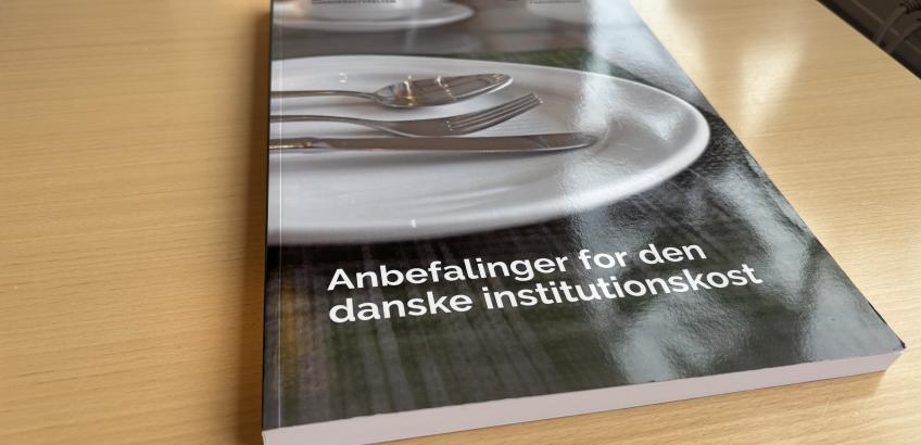 Bogen "Anbefalinger for den danske institutionskost" ligger på et skrivebord