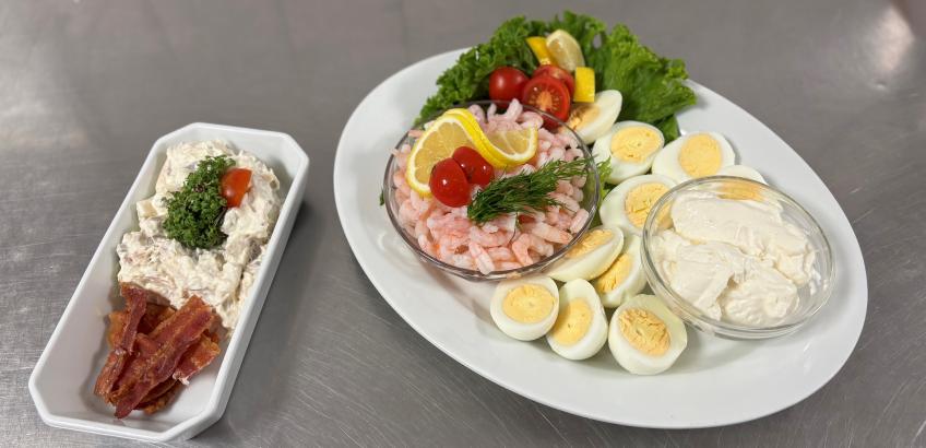 Fad med hønsesalat og bacon samt fad med æg, rejer og mayonaisse