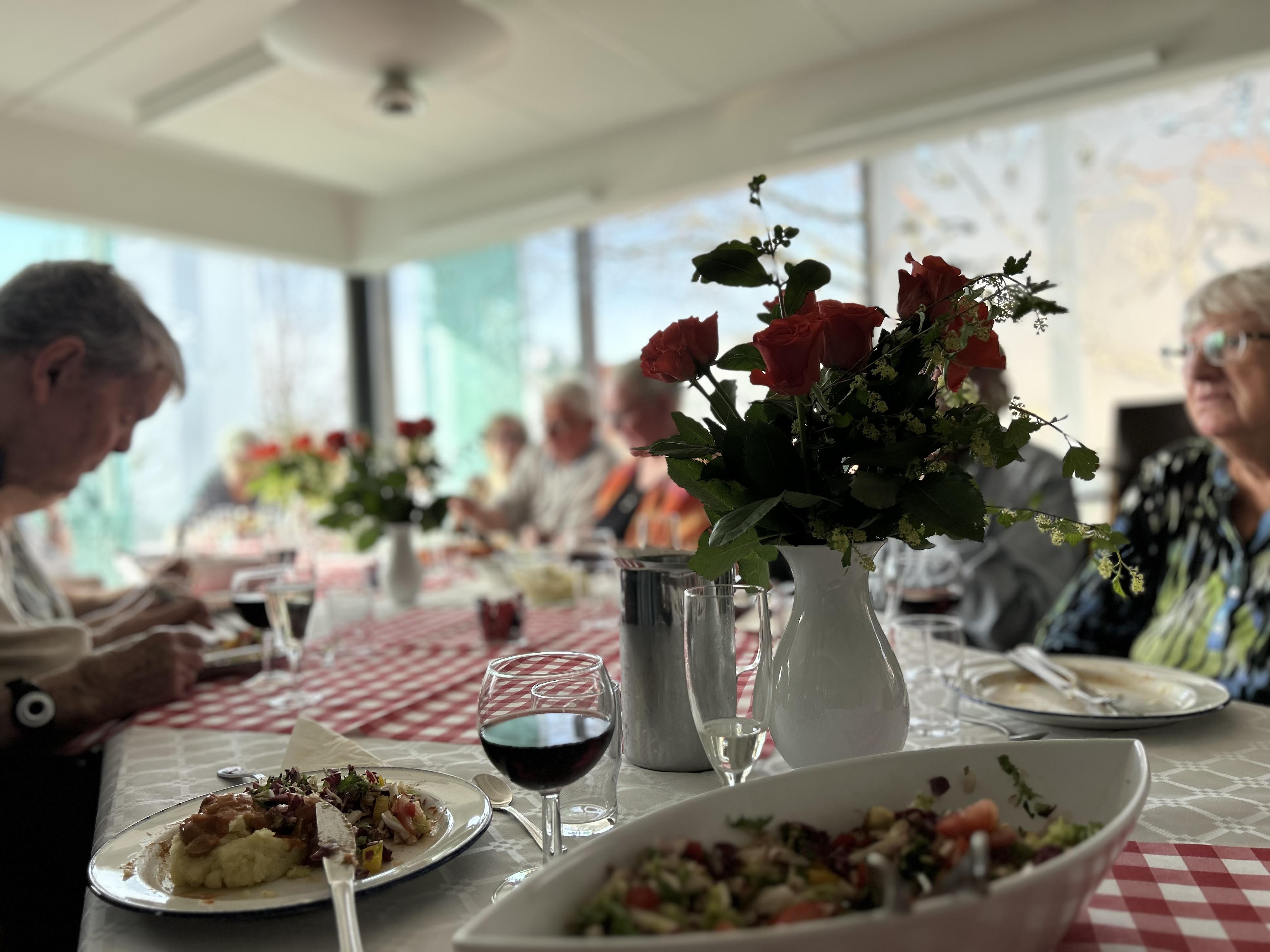 Generationer spiser sammen i Cafe Egely
