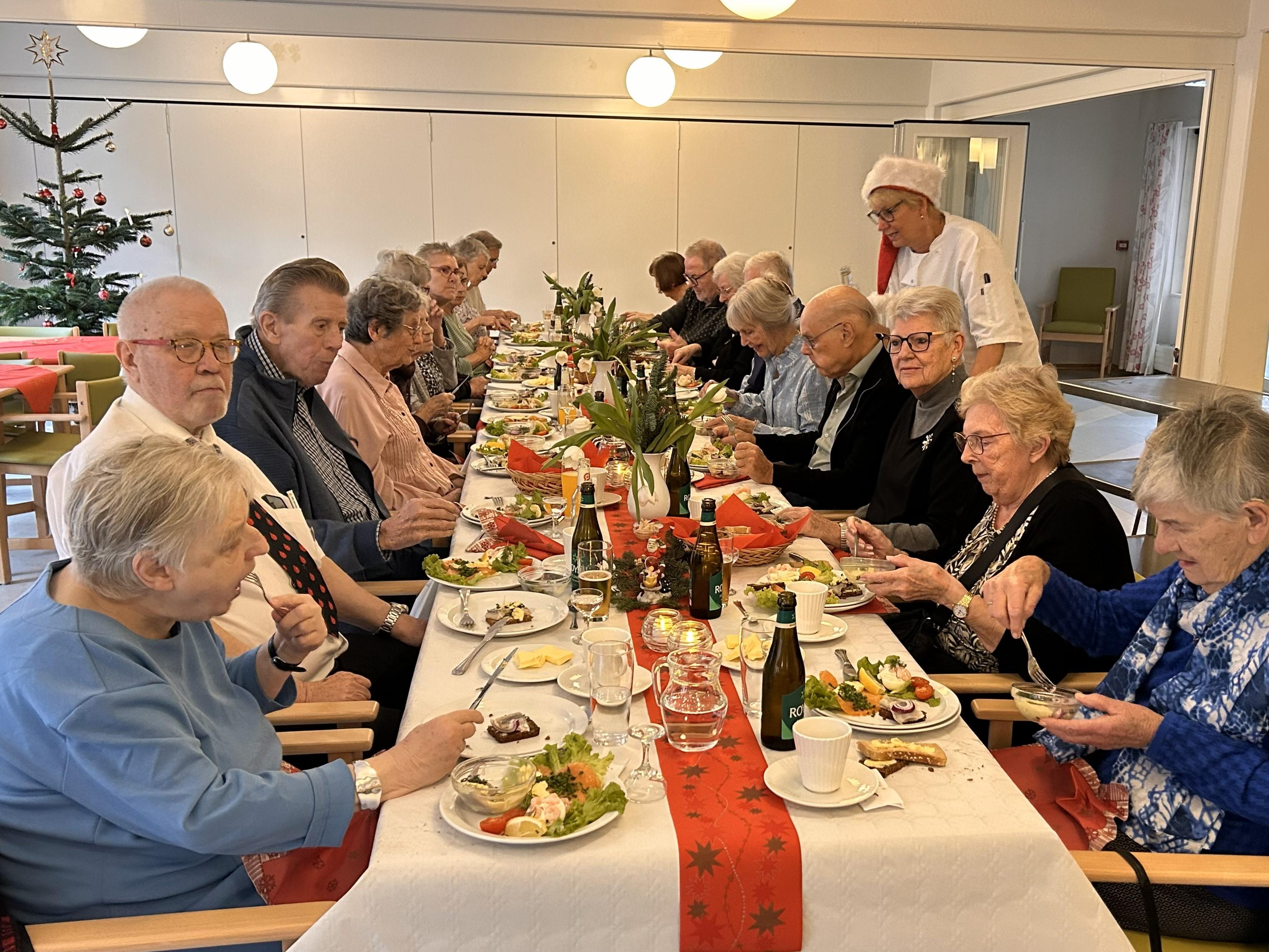 Julestemning og fællesskab: Julefrokoster på plejehjem og i ældrecaféer